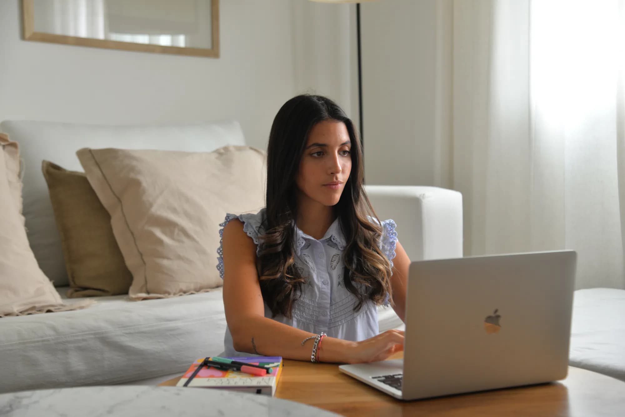 Agustina Lasteche trabajando en su escritorio